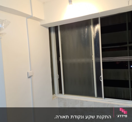 מנורה תלויה מהתקרה עם חוטי חשמל גלויים